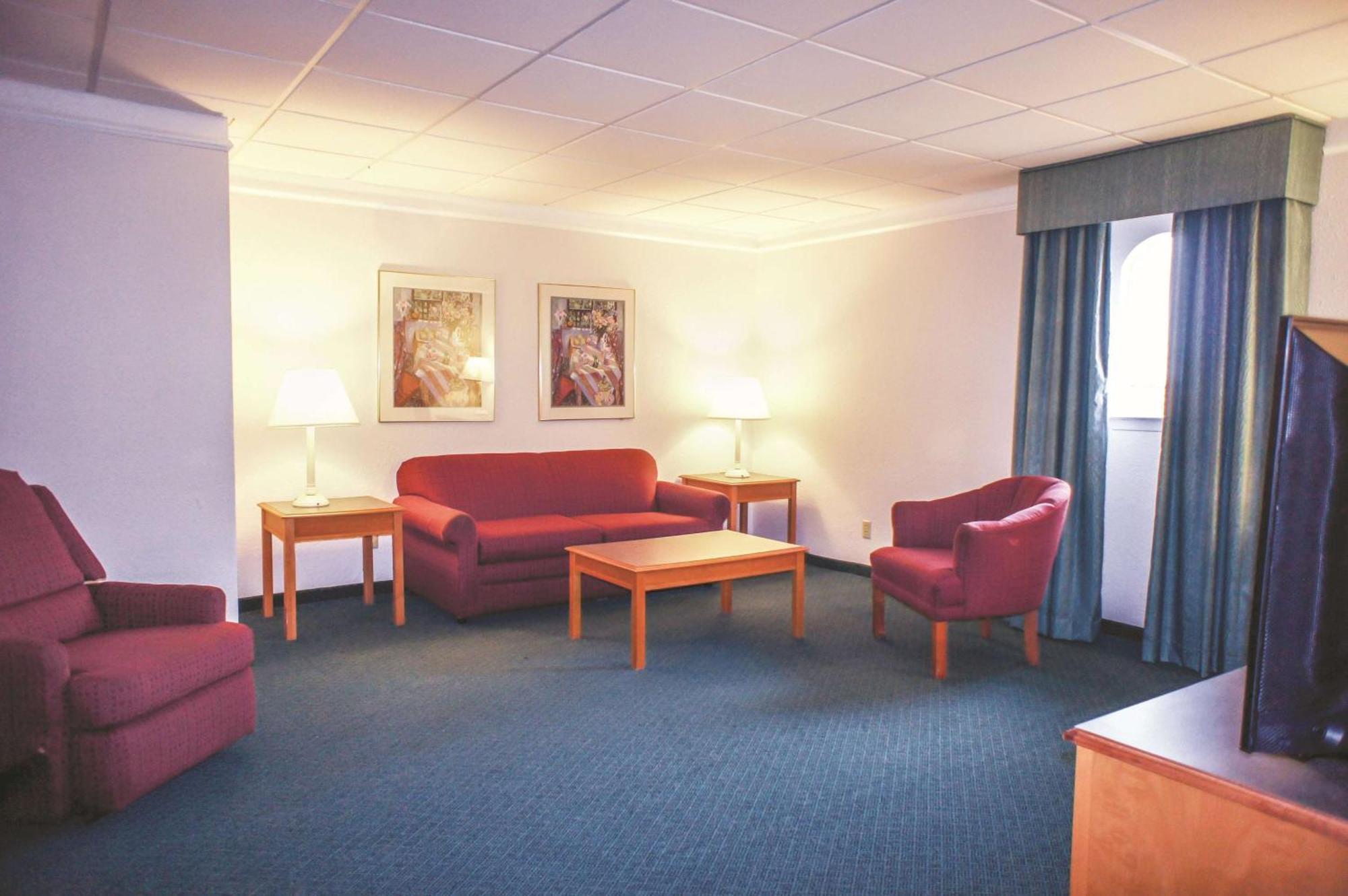 Deluxe Family Suite - Non-Smoking