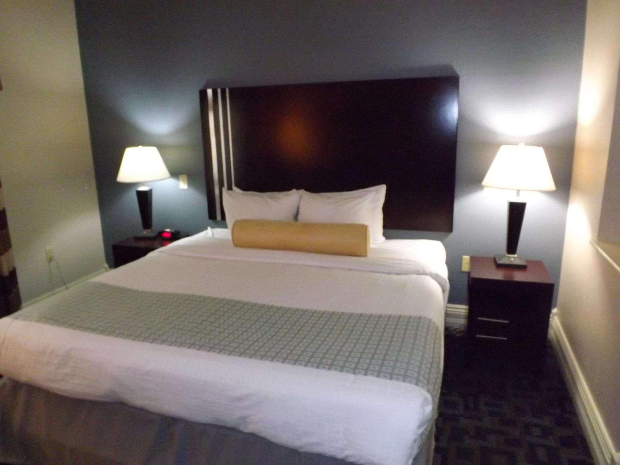 King Room with Sofa Bed and Wet Bar - Non-Smoking