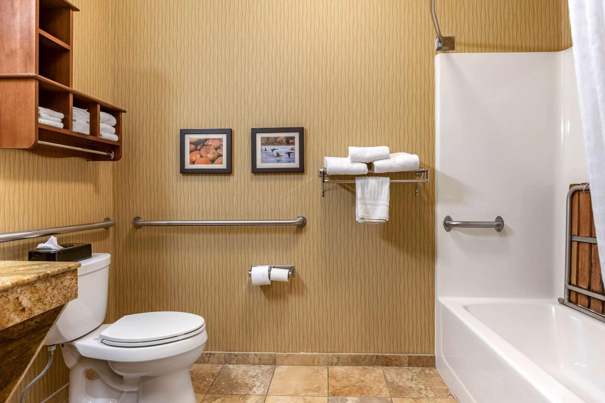 Queen Room with Two Queen Beds and Tub - Accessible/Non-Smoking