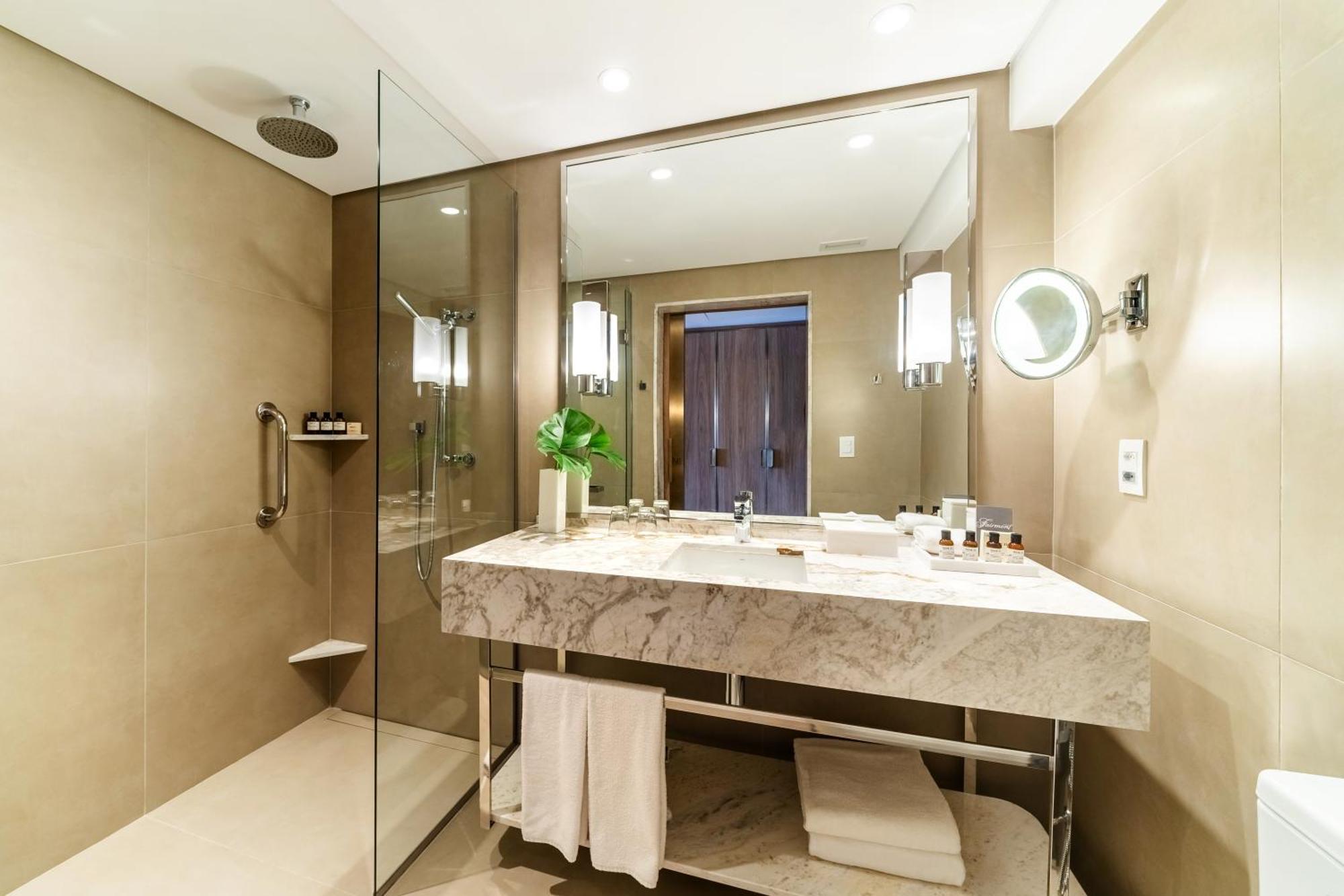 One-Bedroom Gold King Suite Sea View