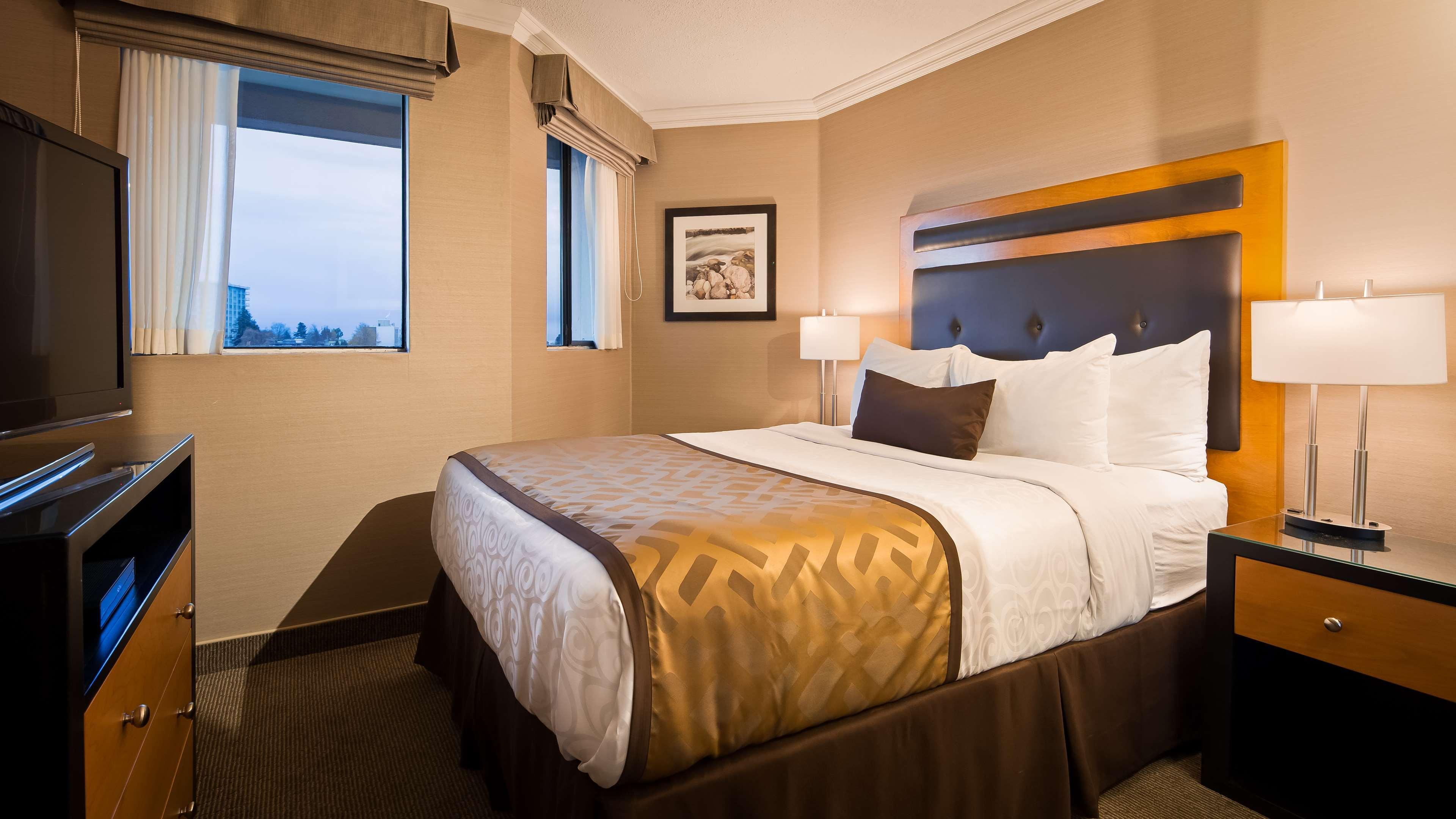 Deluxe One-Bedroom Queen Suite with Kitchenette - Non-smoking