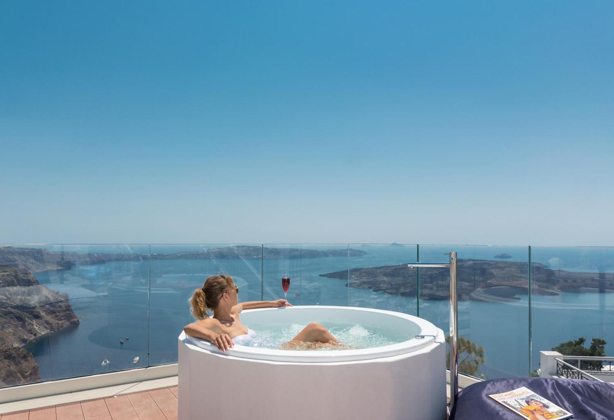 Deluxe Suite outdoor heated Hot Tub & Caldera View