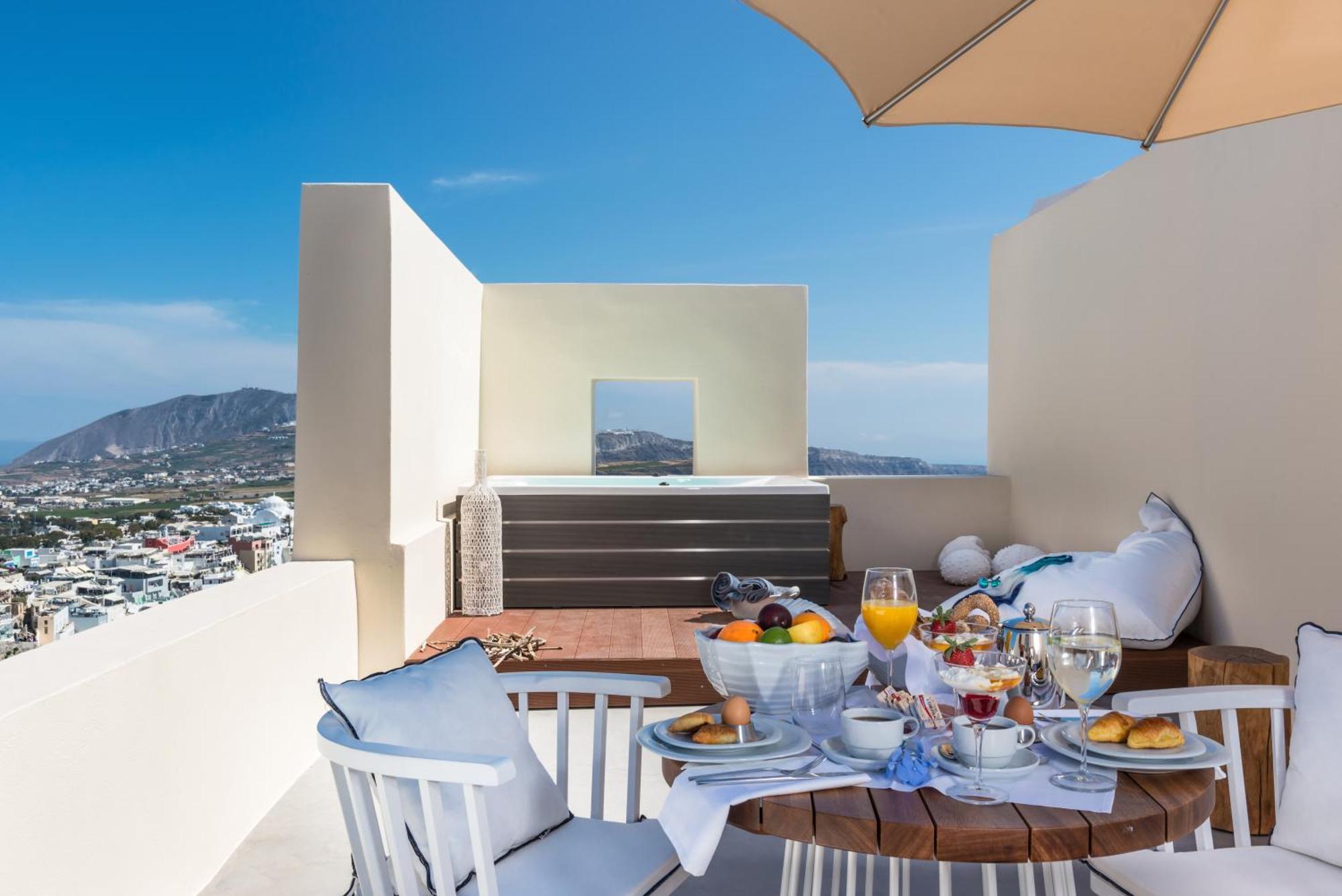 Deluxe Suite outdoor heated Hot Tub & Caldera View