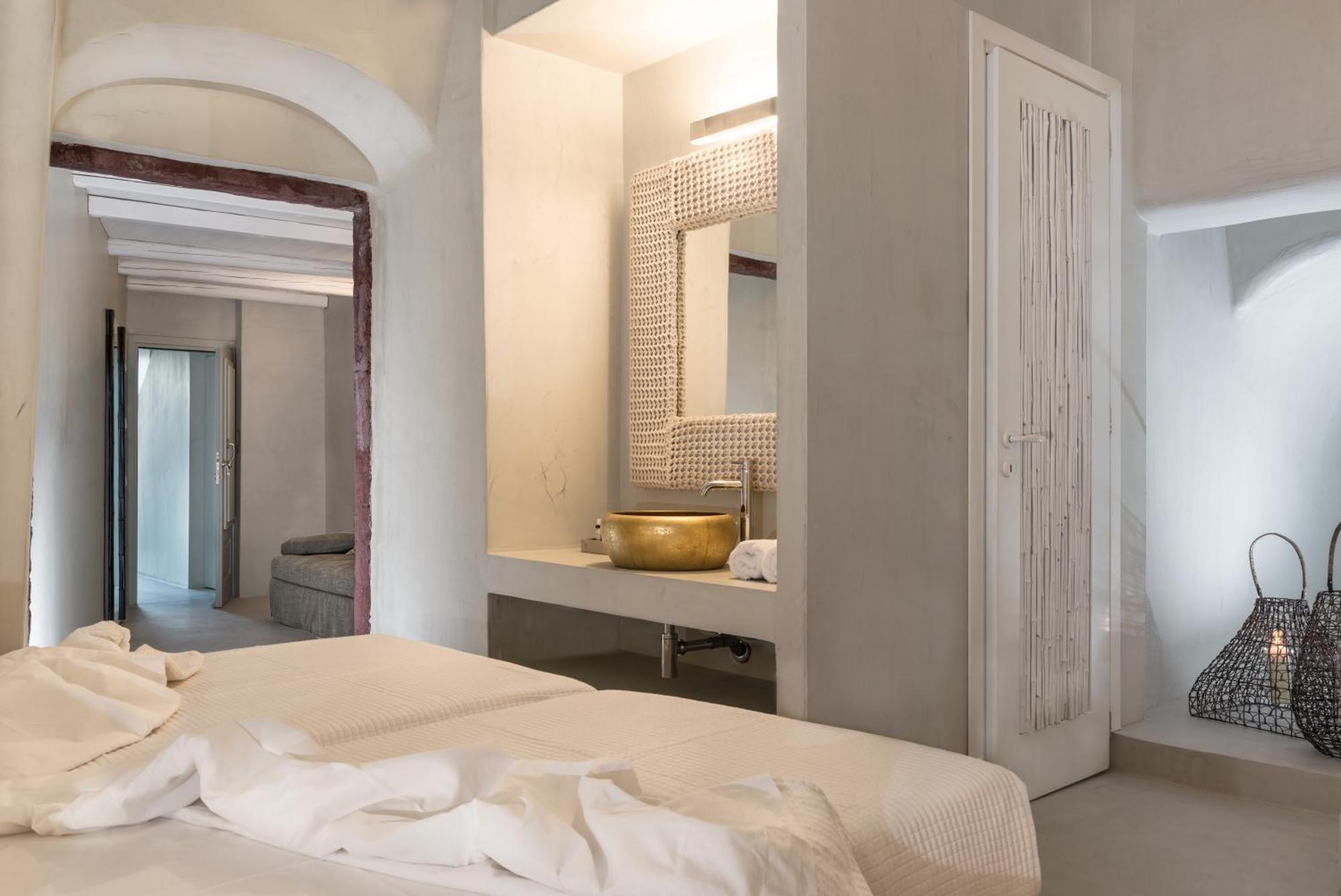 Executive Cave Suite heated Hot Tub ®