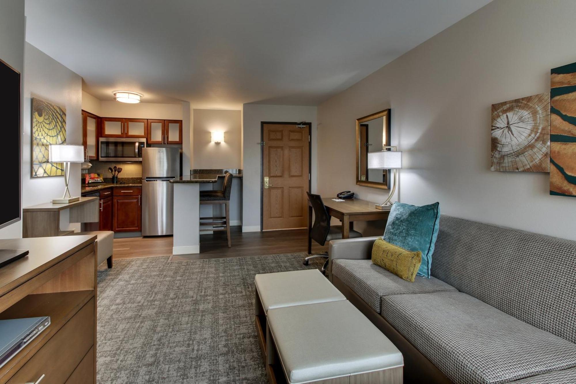 One-Bedroom Queen Suite Two Queen Beds