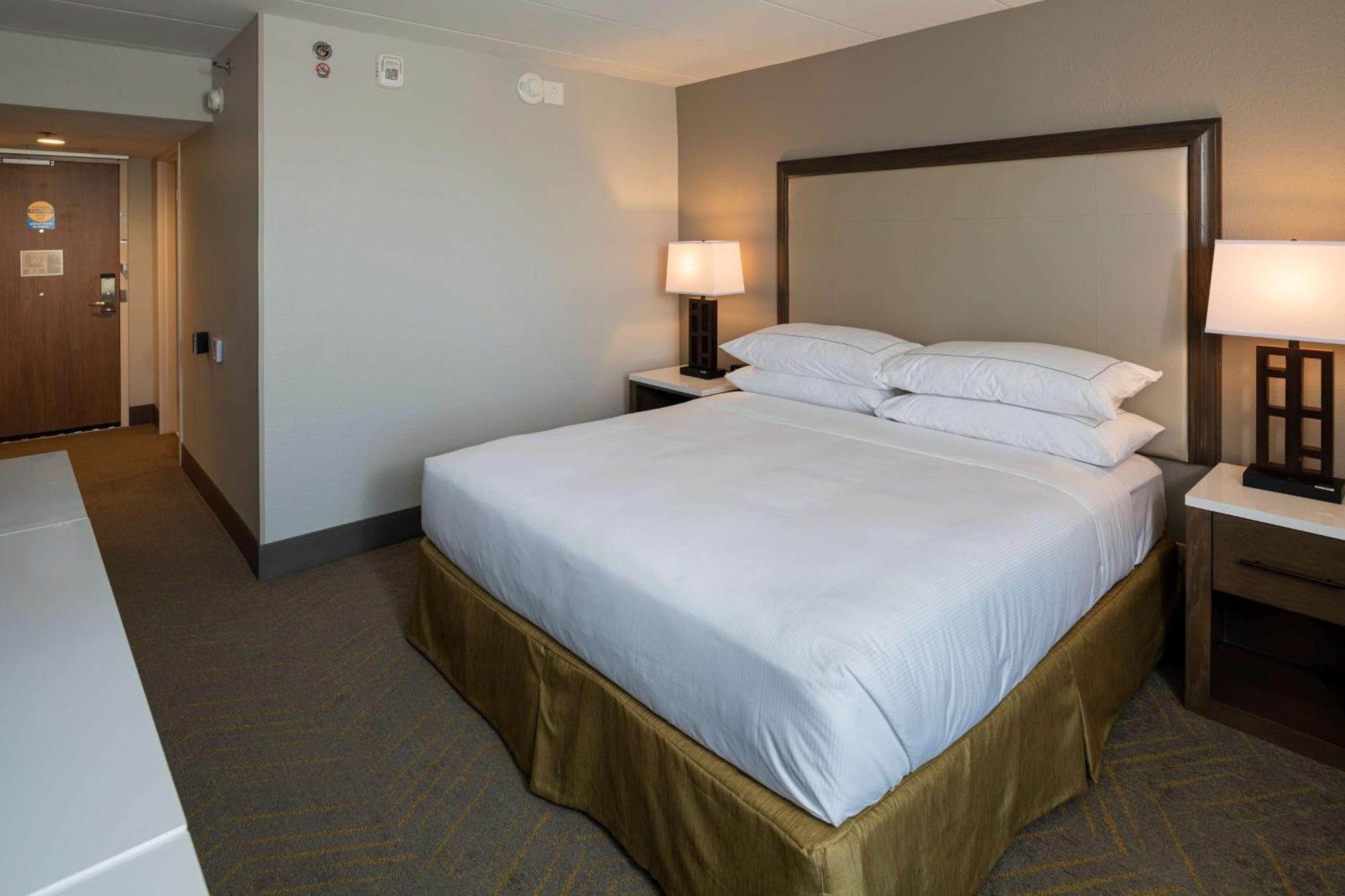 King Room with Roll-In Shower - Mobility Access