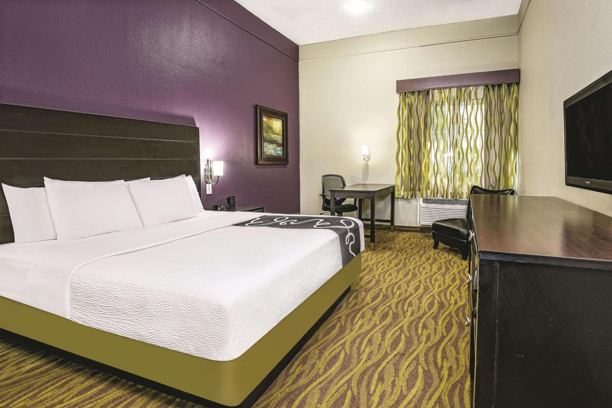 King Room with Roll-In Shower - Mobility/Hearing Accessible - Non-Smoking