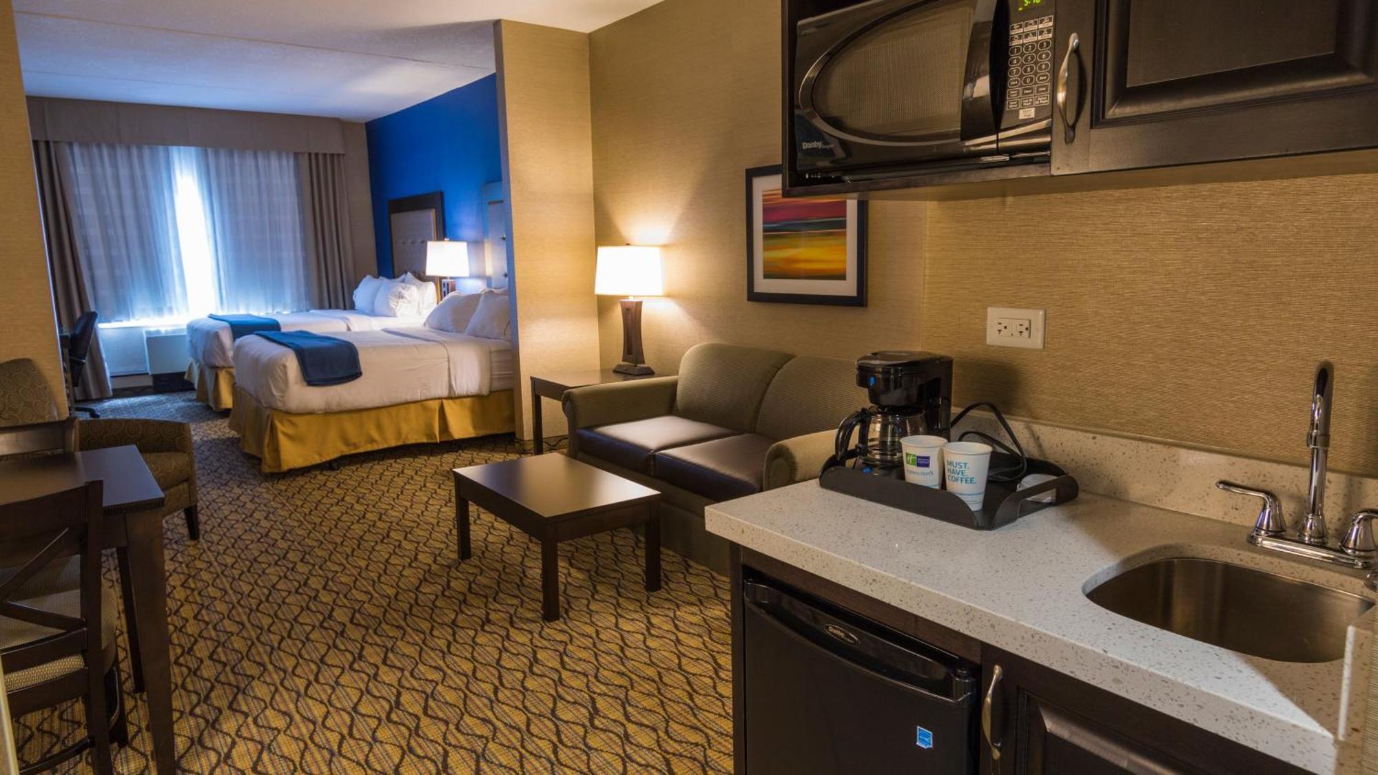 Queen Suite with Two Queen Beds