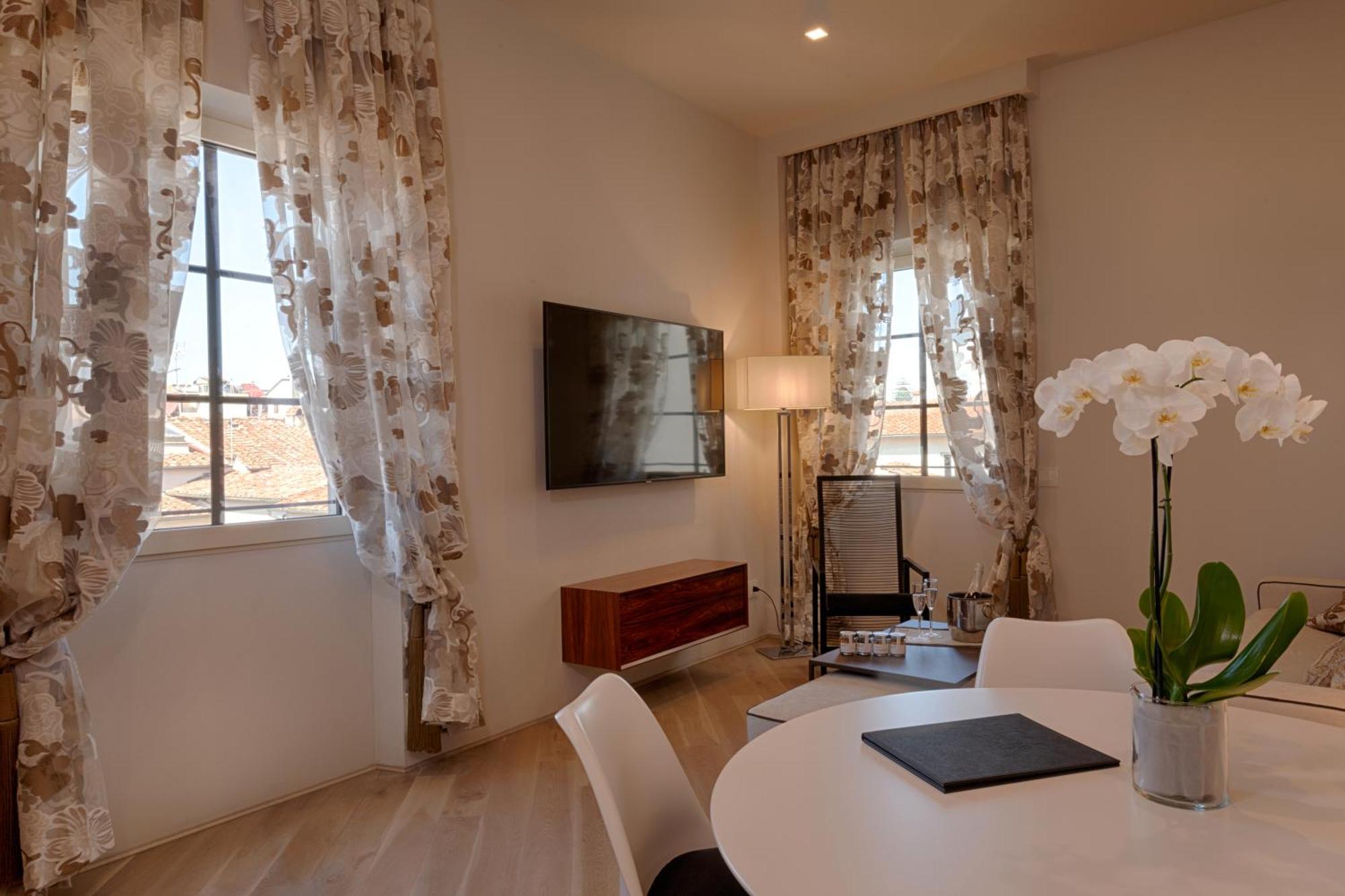 Dante - Suite with Partial Duomo View
