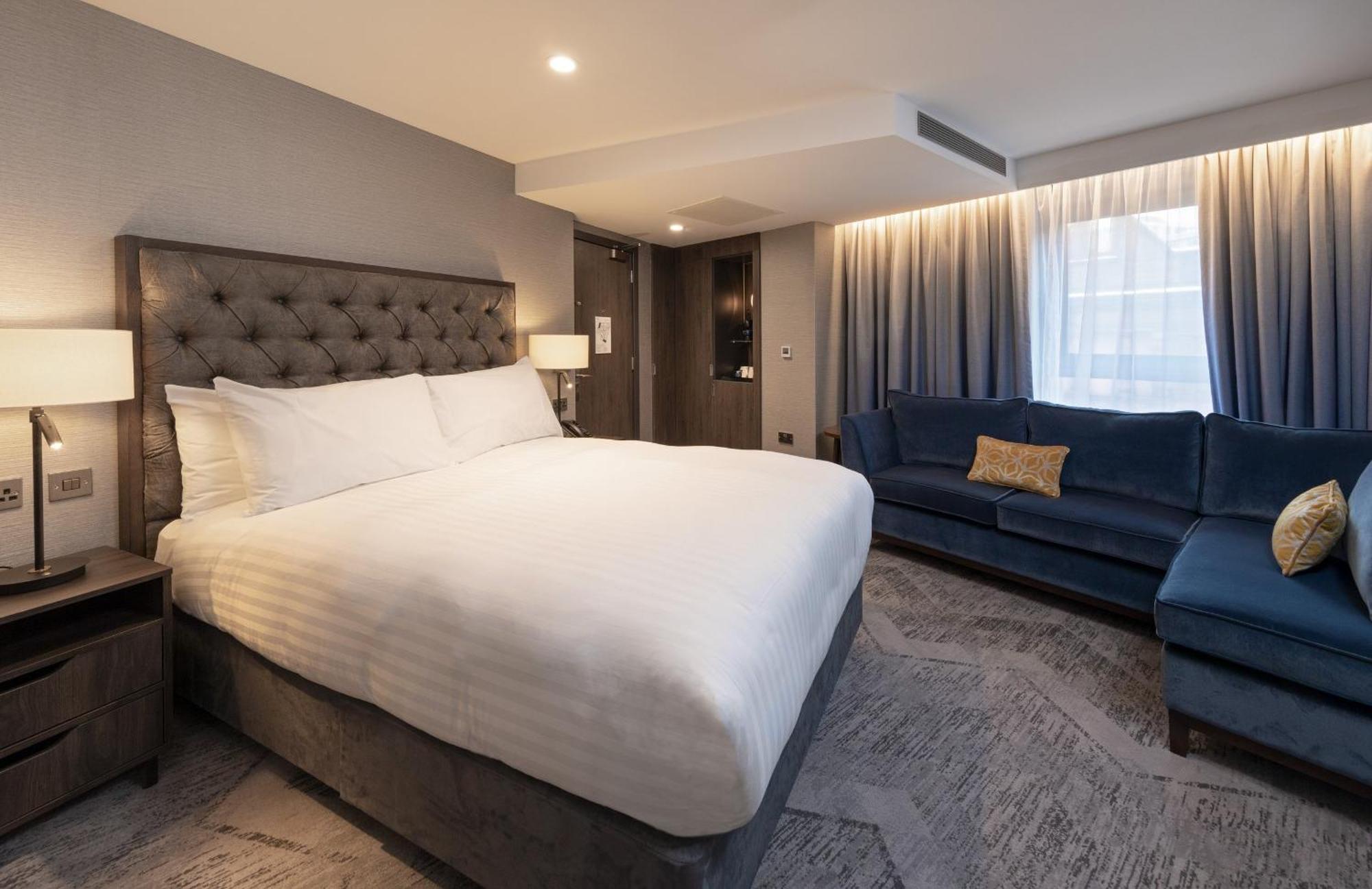 1 Queen Bed Premium Jetted Bath