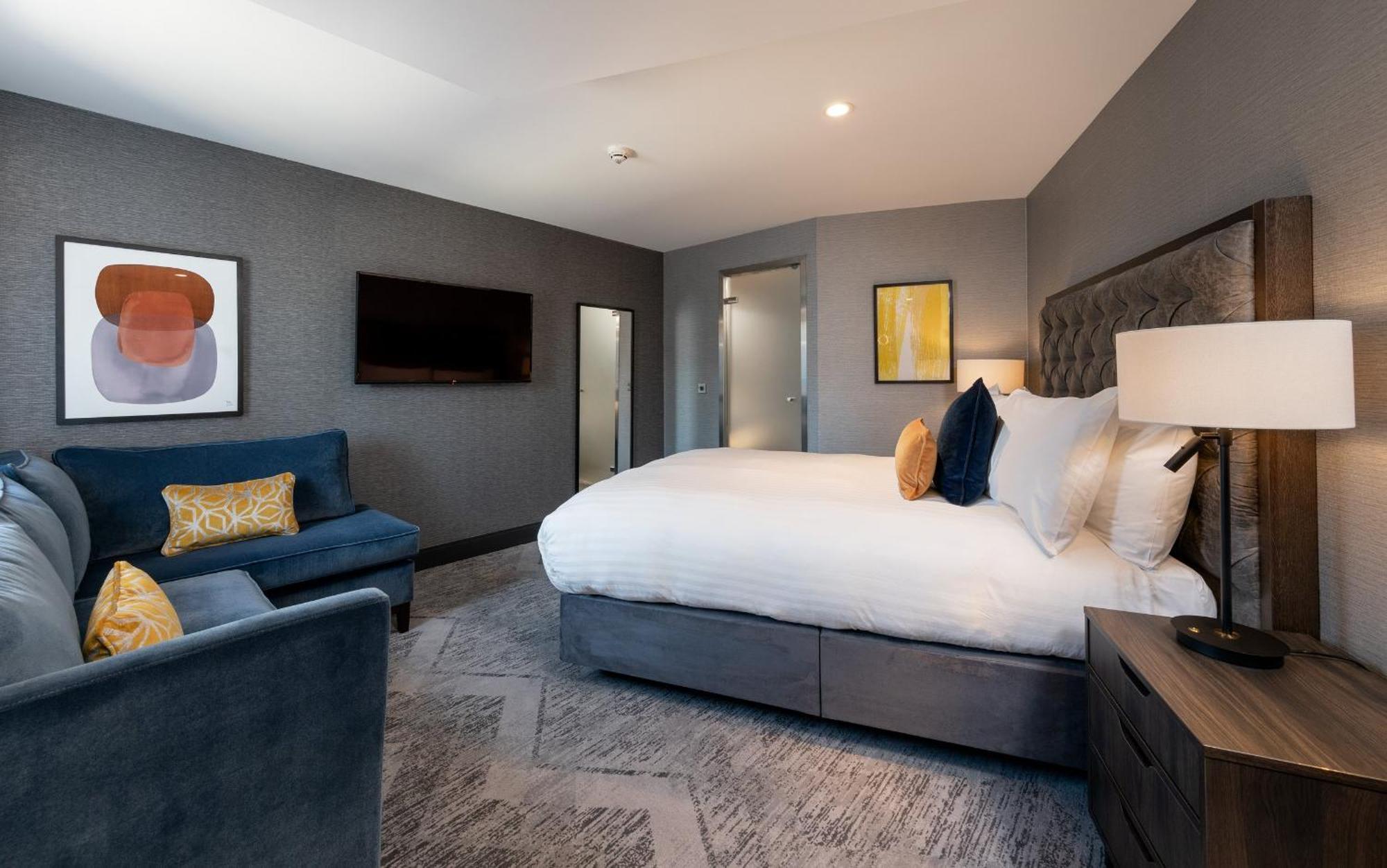 1 Queen Bed Premium Jetted Bath