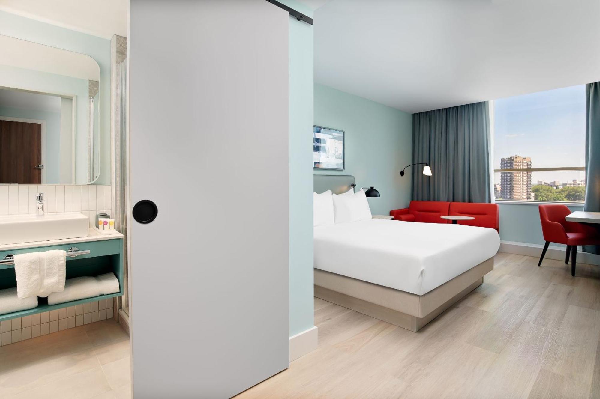 Deluxe King Room City View
