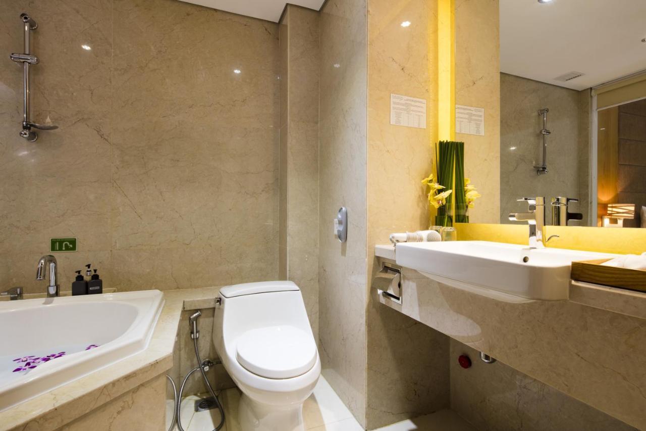 Premium Double Bathtub Window