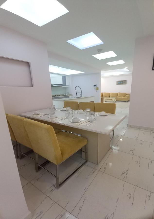 Deluxe Three-Bedroom Apartment
