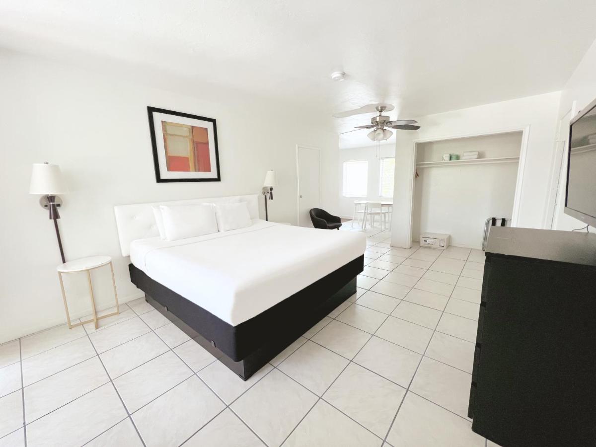 Deluxe Studio with King Bed,1288096411:JPEG