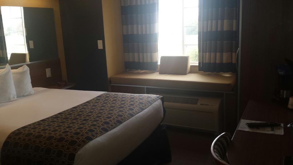 Queen Room - Non-Smoking