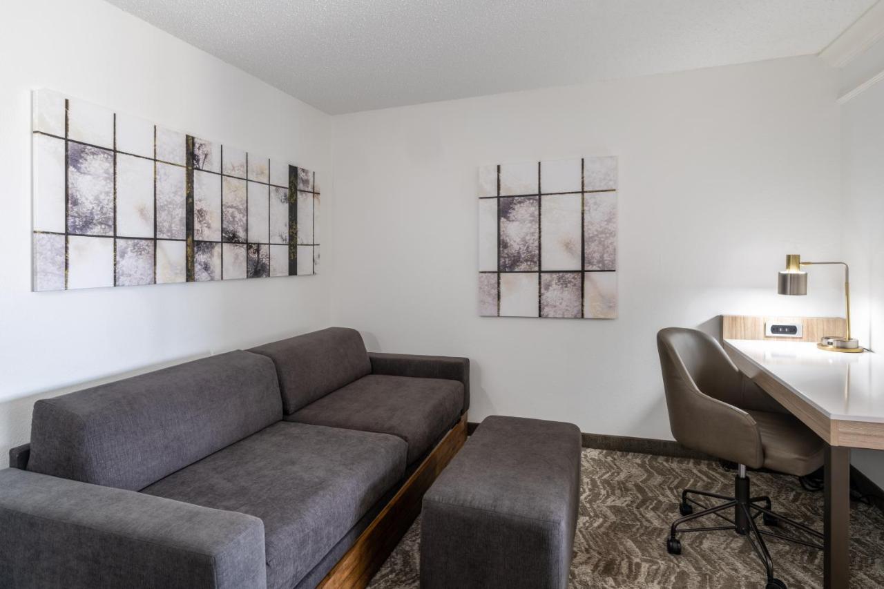 Queen Room with Two Queen Beds and Mountain View