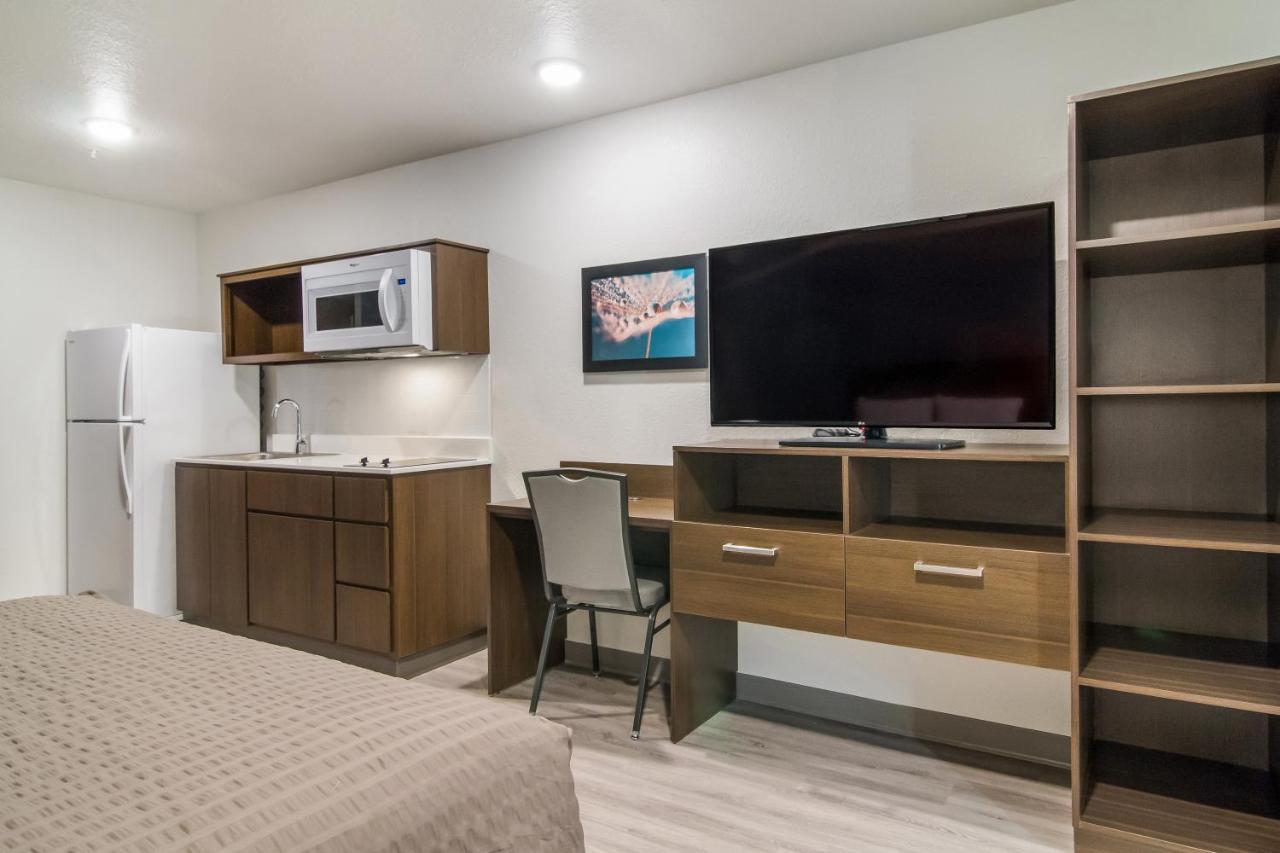 QUEEN SUITE WITH SOFA/DISHWASHER (DISHES/COOKWARE INCLUDED)