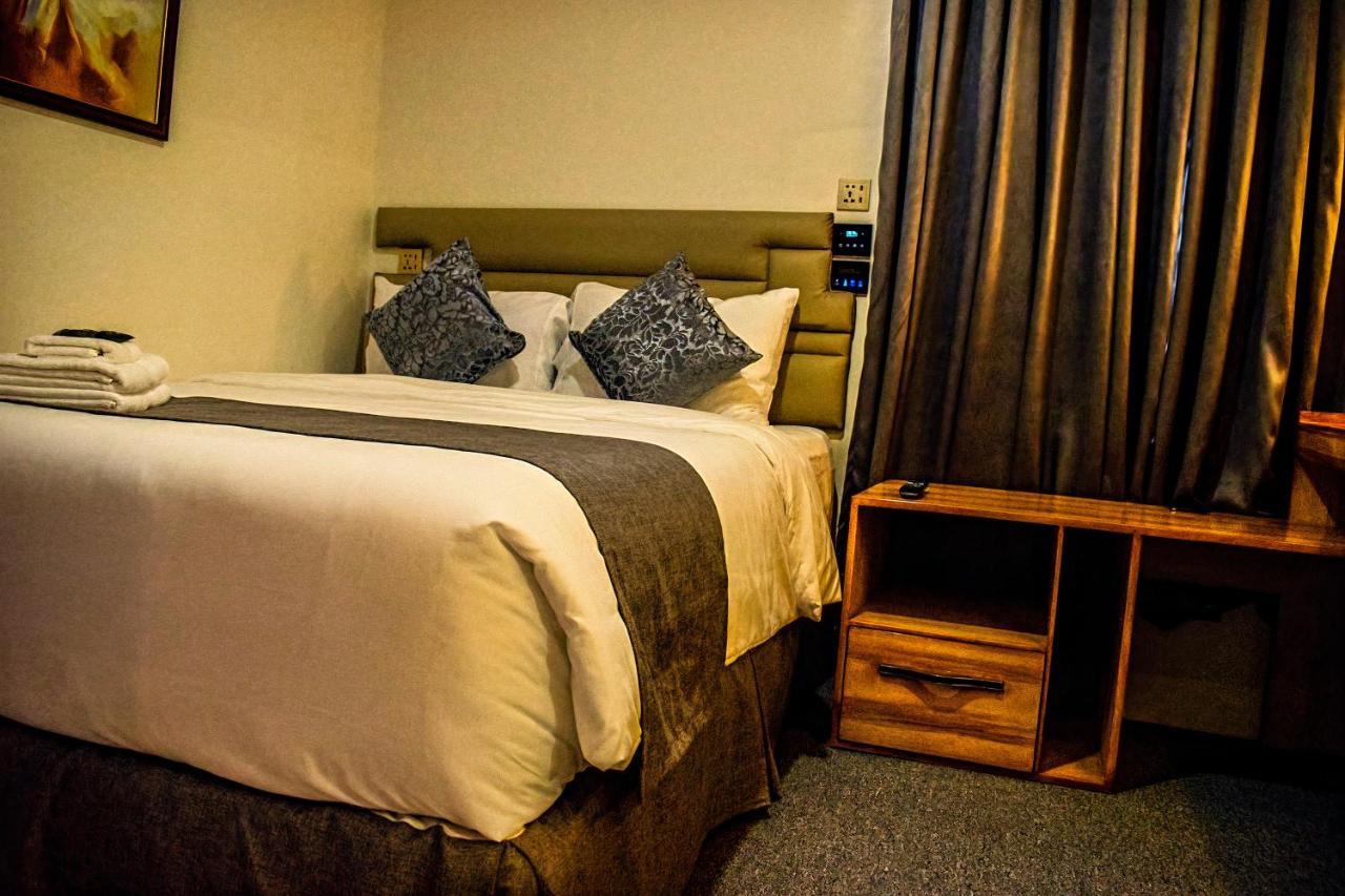 Deluxe Queen Room Airport Transfer