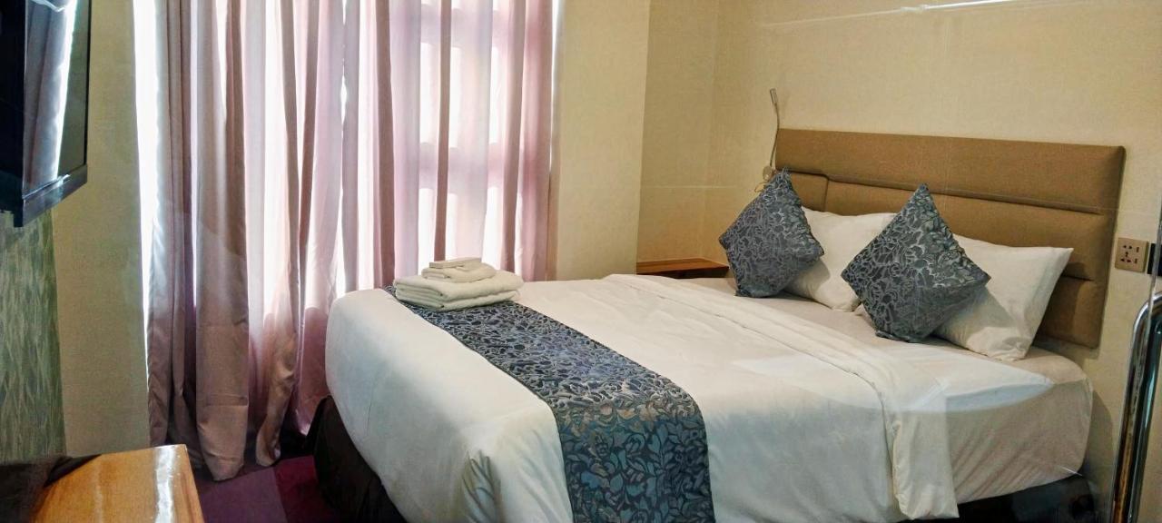 Deluxe Queen Room Airport Transfer