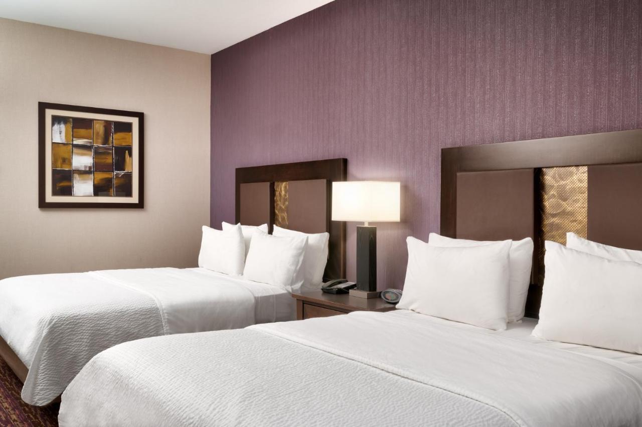 Queen Room Two Queen Beds Hearing Accessible Roll Shower Non-Smoking