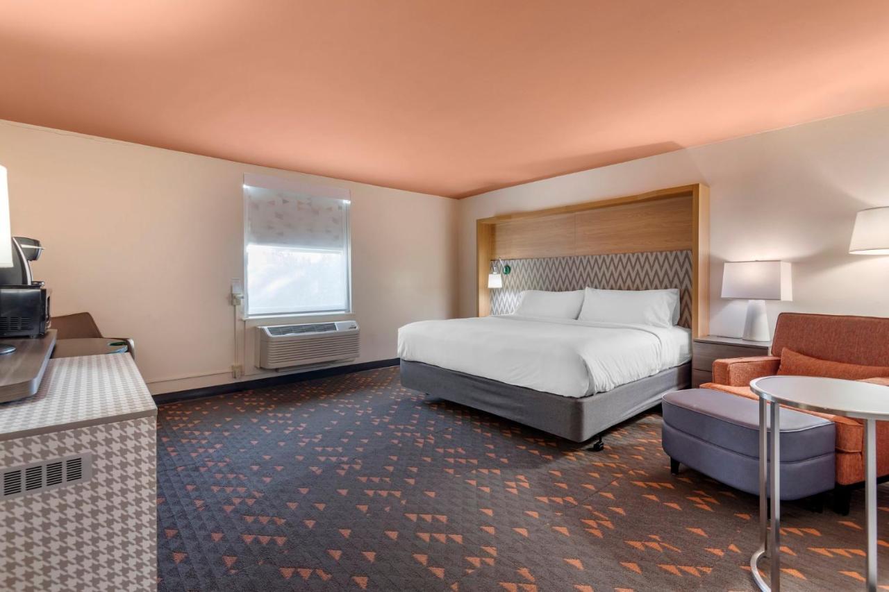 King Room Mobility Access or Roll Shower Non-Smoking