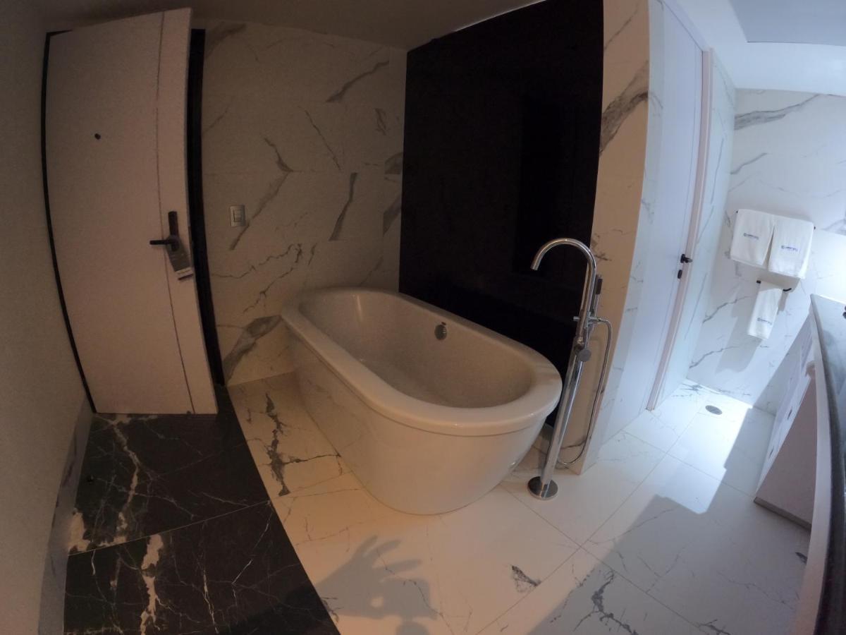 Deluxe Suite Spa Bath