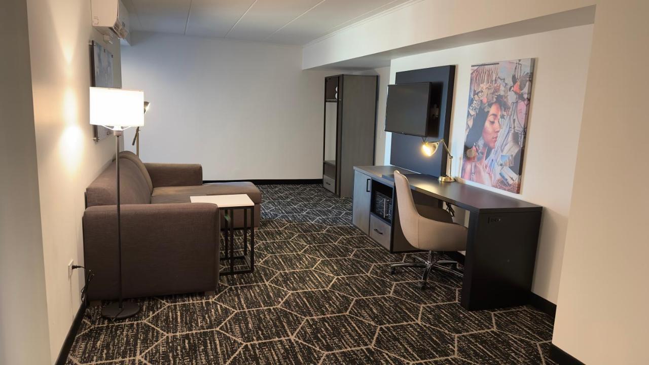 Suite Two Queen Beds Non-Smoking