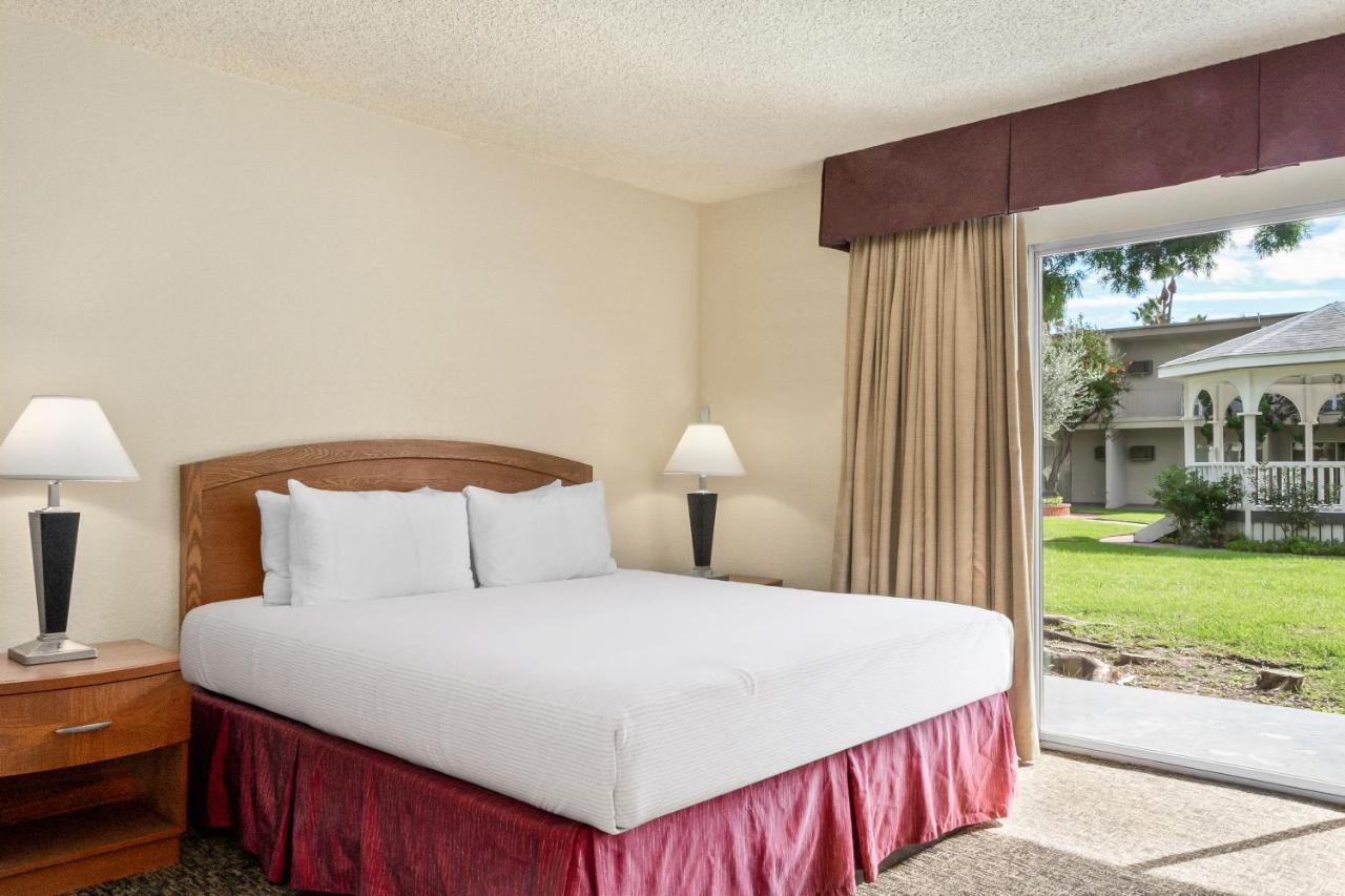 King Room with Roll-In Shower - Disability Access