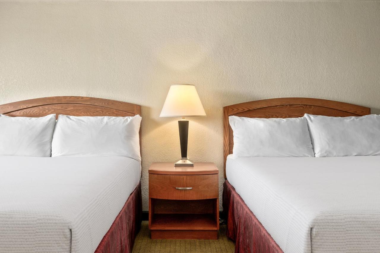 Queen Room with Two Queen Beds and Roll-In Shower- Mobility Access/Non-Smoking