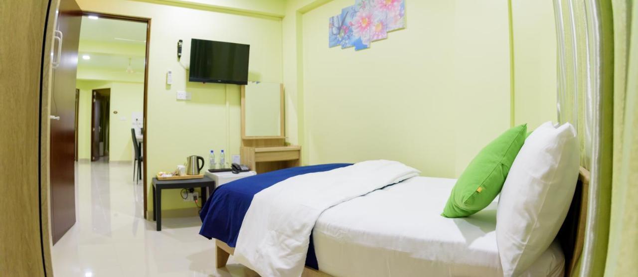 Deluxe Double Room Return Airport Transfer