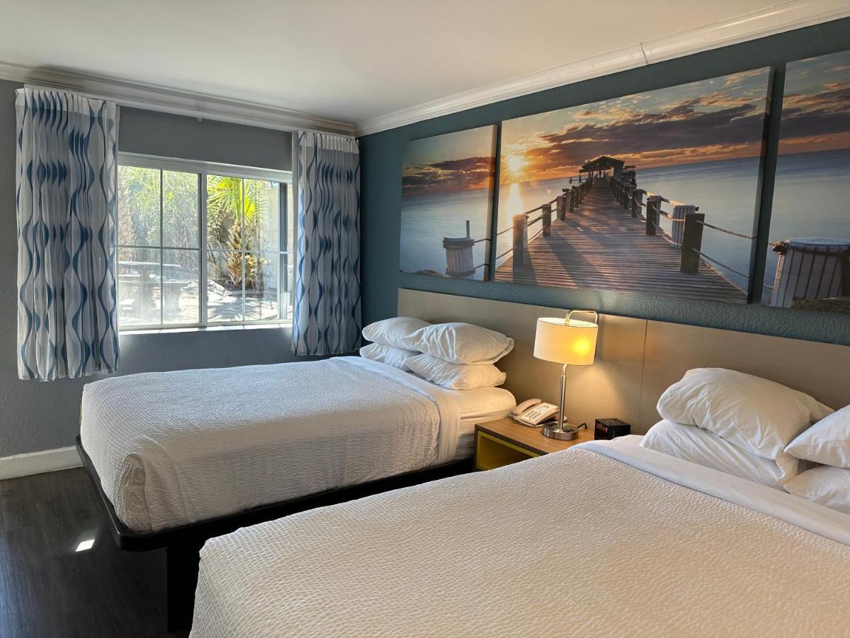 Room One King Two Double Beds Bath Tub Mobility Accessible or Non-Smoking