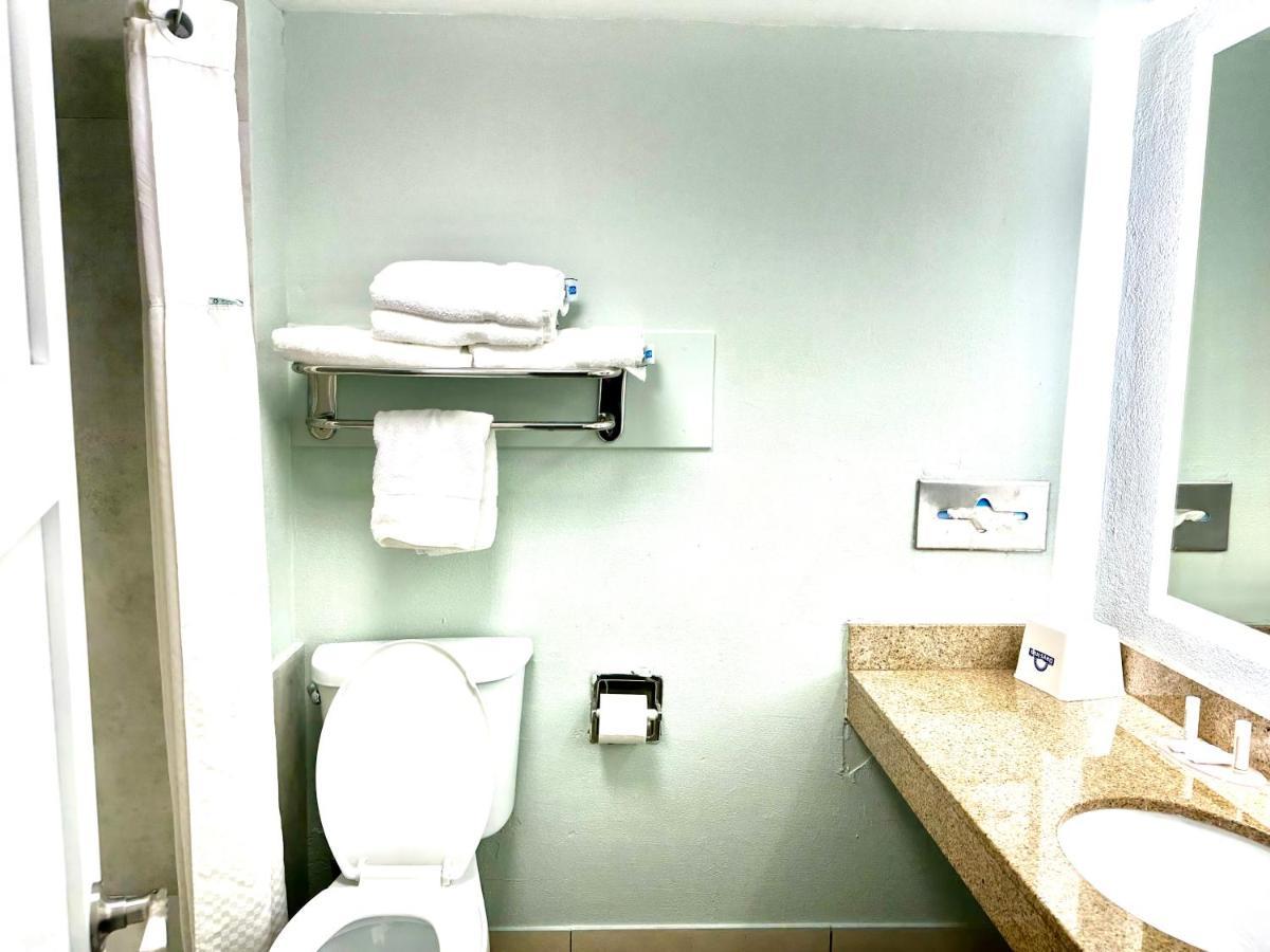 Room One King Two Double Beds Bath Tub Mobility Accessible or Non-Smoking