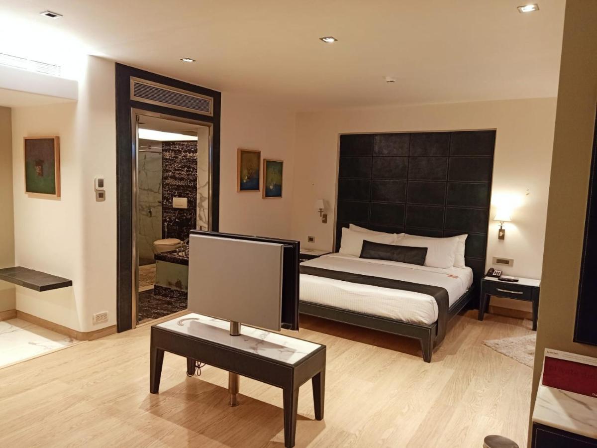 Suite Room on Restaurant Food Al-a-carte order