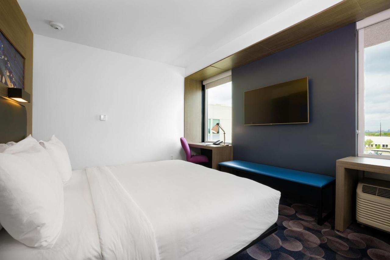 Aloft Guest room 1 King