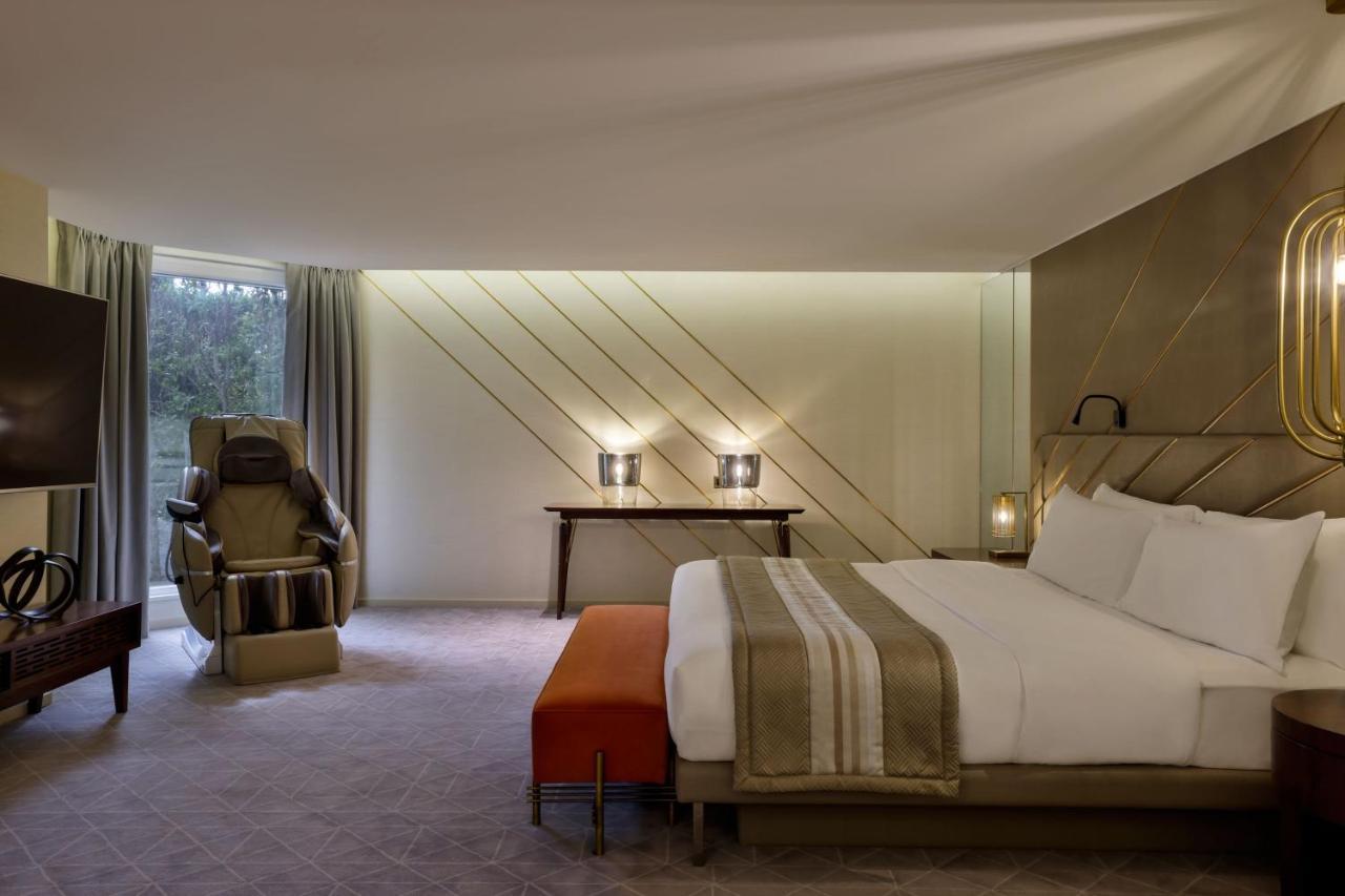Presidential Suite Club Lounge Access 1 King Garden View