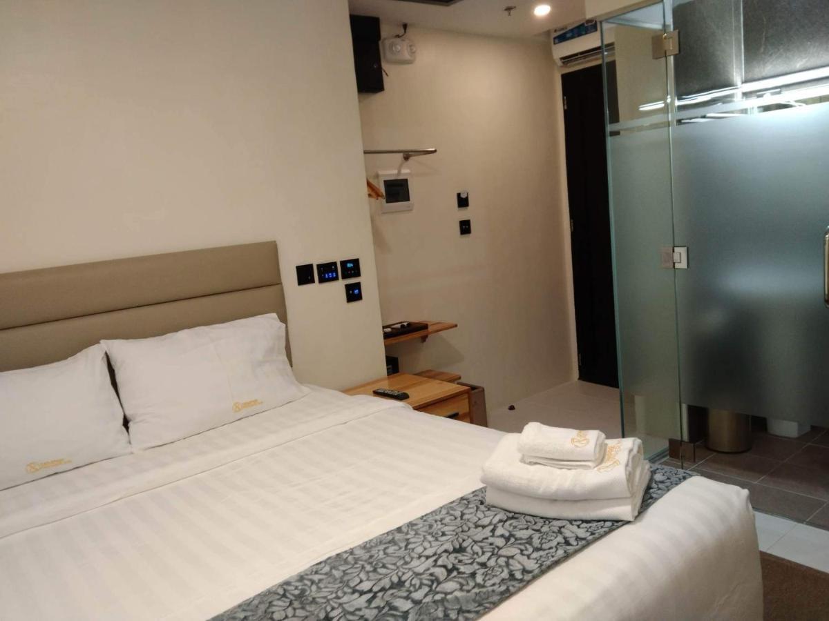 Premier Deluxe Queen Room Airport Transfer