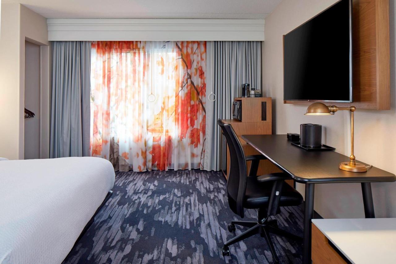King Room with Bathtub - Mobility Access/Hearing Accessible