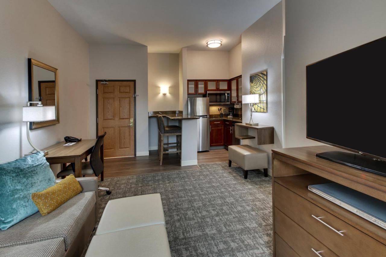 One-Bedroom Queen Suite Two Queen Beds