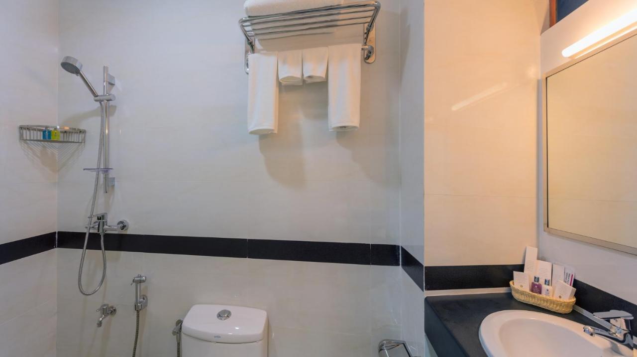 Standard Twin Room Return Airport Transfer of Food & Beverage