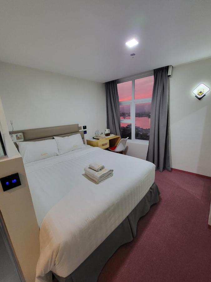 Premier Deluxe Queen Room Airport Transfer