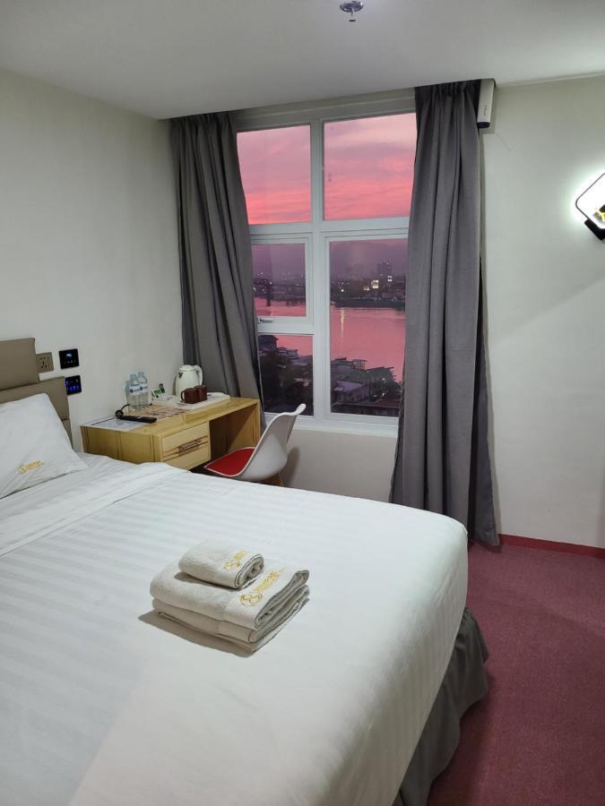 Premier Deluxe Queen Room Airport Transfer