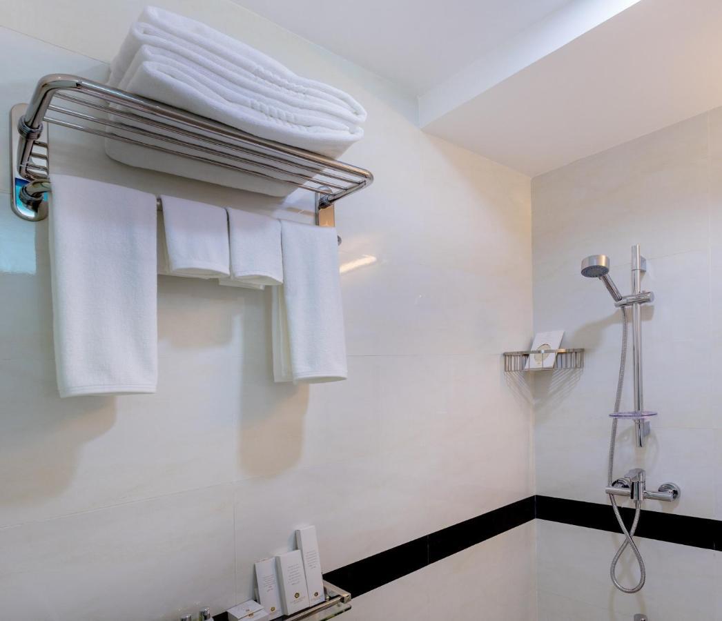 Standard Double Room Return Airport Transfer of Food & Beverage