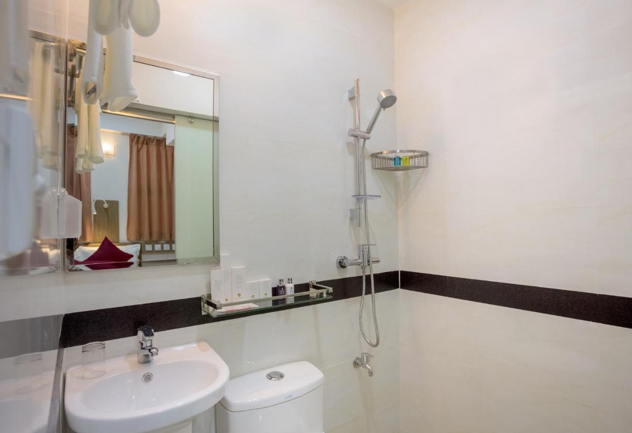 Standard Twin Room Return Airport Transfer of Food & Beverage