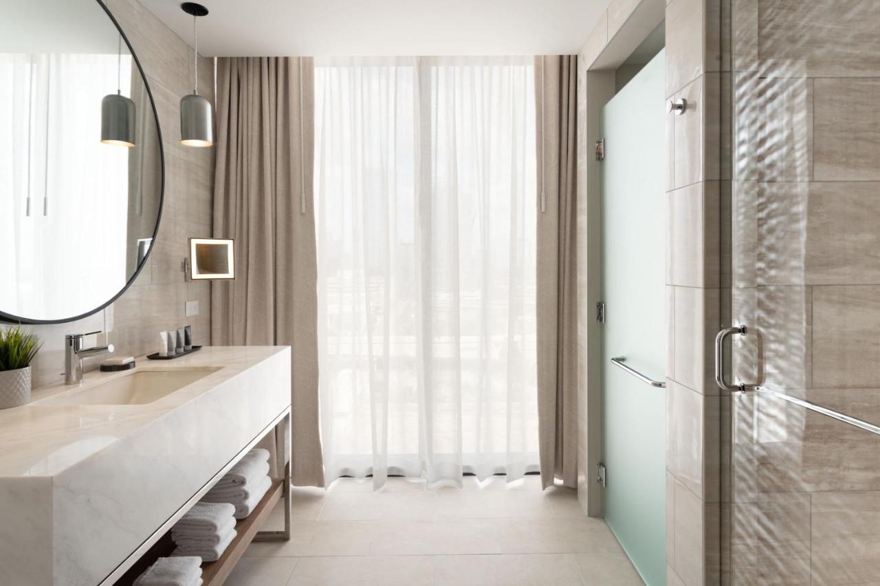 Guest  room with 1 King, City view, Corner room