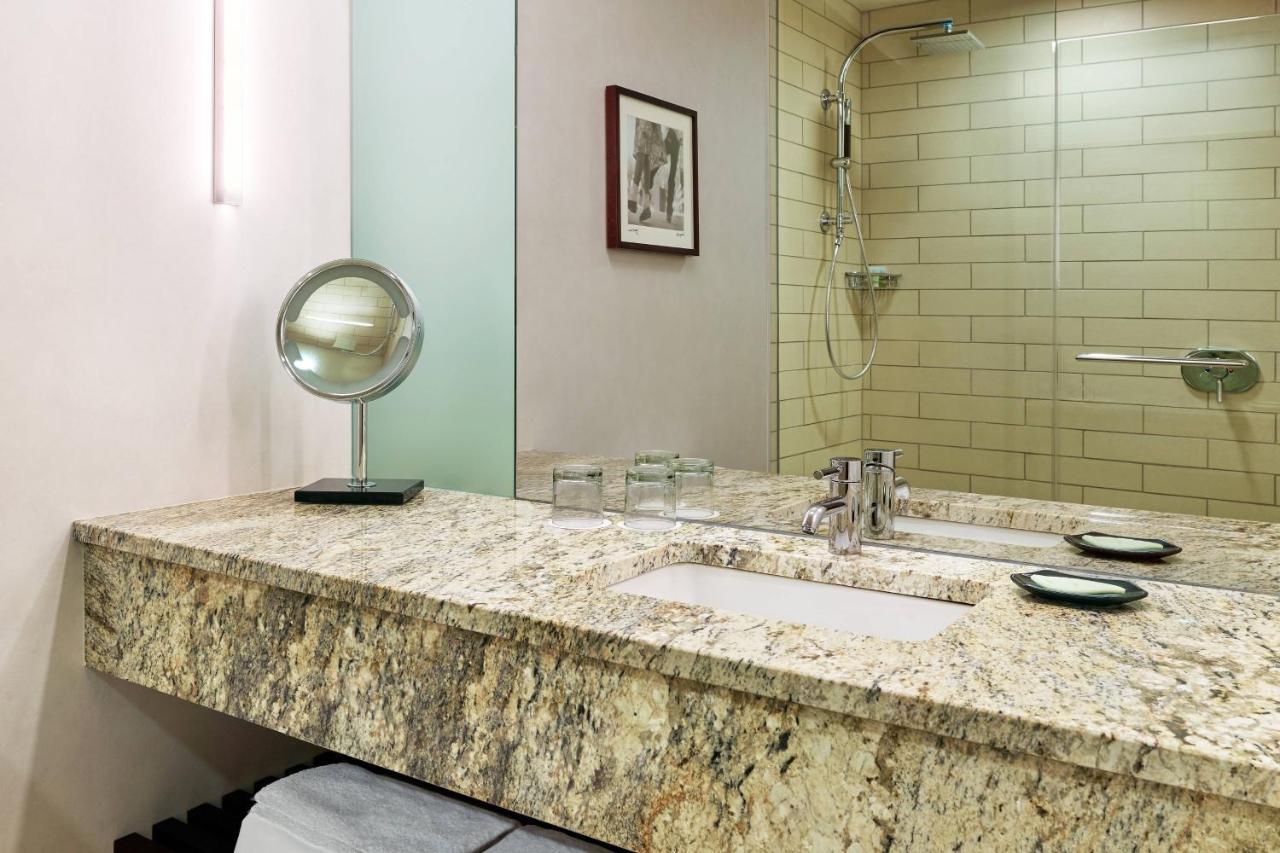 Traditional King, Guest room, 1 King,1380535124:JPEG