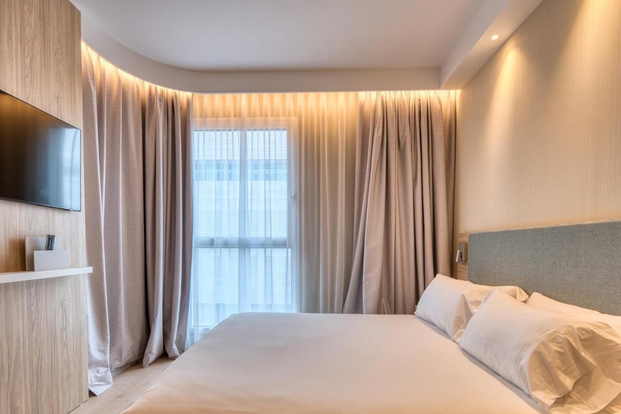 Standard Queen Room Accessible