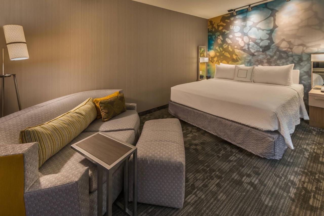 King Room with River View and Bathtub - Mobility Access/Hearing Accessible