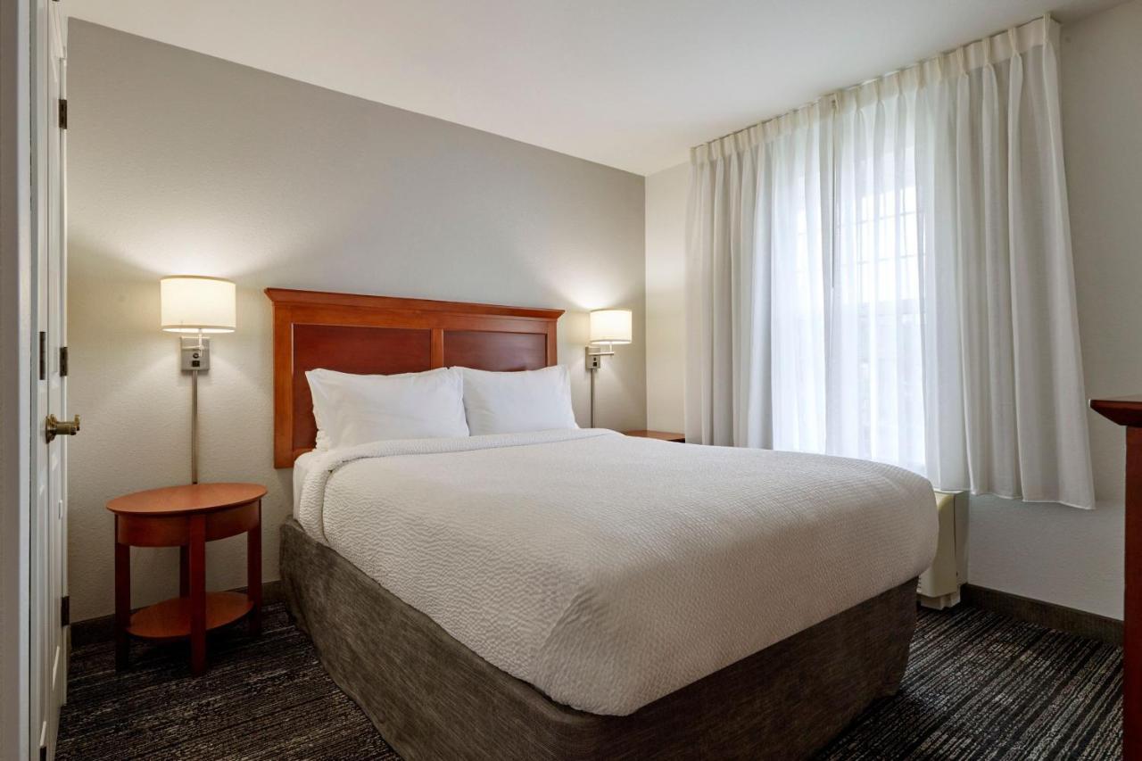 One-Bedroom Queen Suite