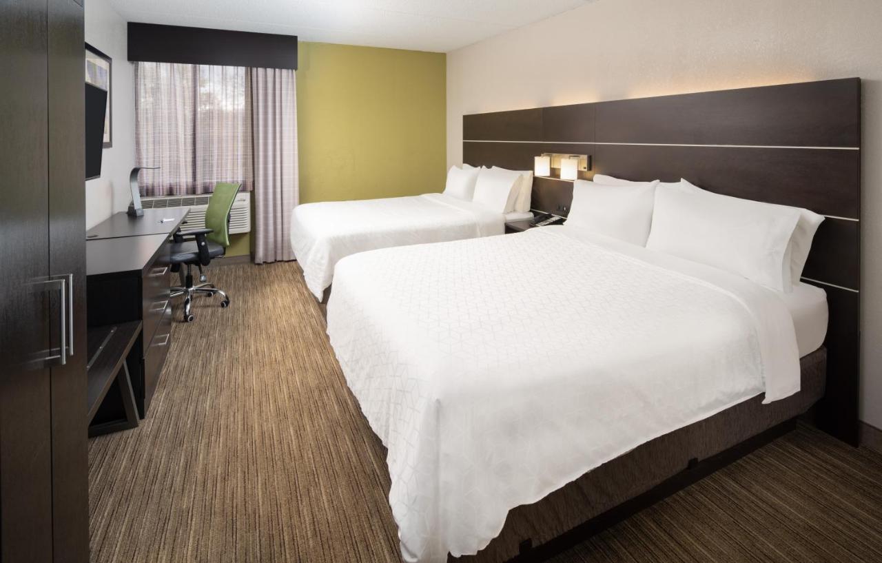 Standard Queen Room Two Queen Beds Communications Accessible